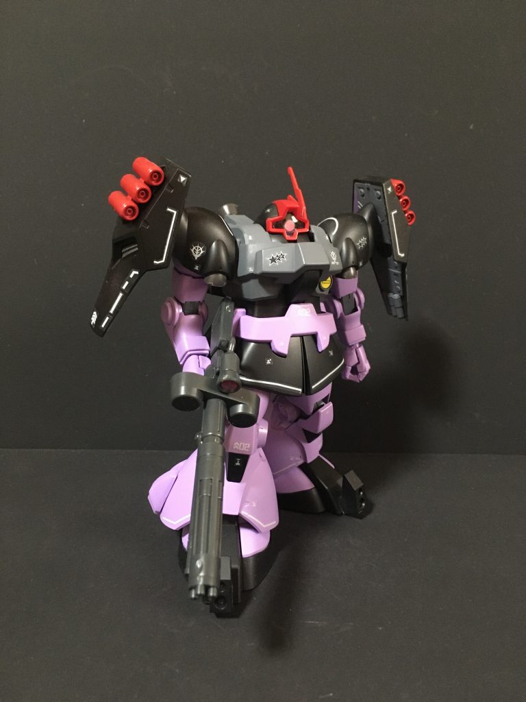 肩・ファンネルシールド・バックパック・胸装甲・つま先・頭部アンテナにヤクトドーガのパーツを使用しています。武装もクエス用のビームガトリングを持たせました。