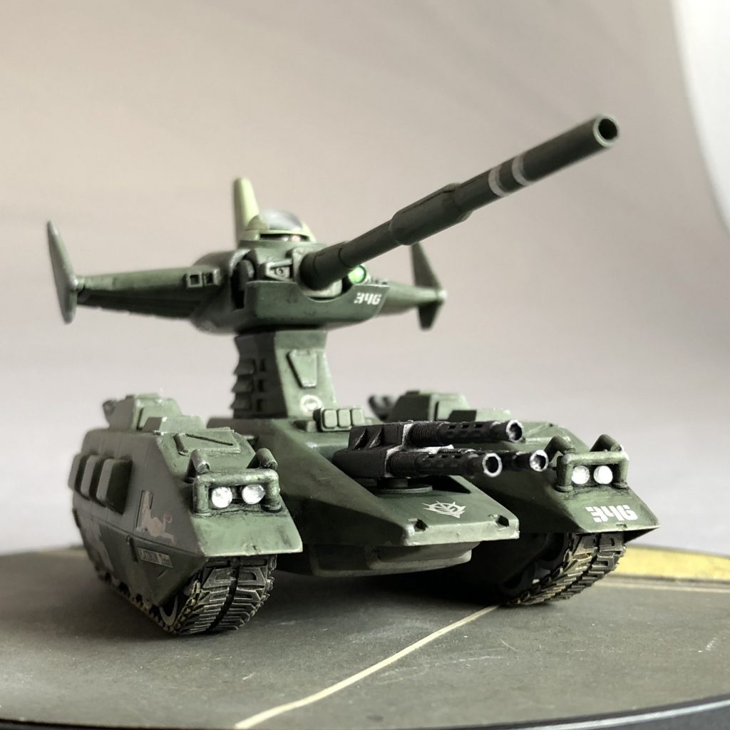 既出のスツーカ作成時のジャンクパーツ探索の際、発掘したマゼラアタックを竣工させました。旧キットながらもスタイリングは優秀なので、アップデート的ディテールアップを行いプチアレンジを施しました。AFV的アプローチが常套手段ではありますが、「宇宙世紀の機動兵器」的アレンジも入れたいなと。まずはマゼラベース部の変更点。・機関砲砲門をピンバイスにて開口しました・前照灯は2mmクリアプラ棒を輪切りしてライトを入れ込みました。 裏面をガンダムマーカーメッキシルバーにて塗装してあります。 前照灯周囲は市販パーツの組み合わせにてロールバーを入れ込みました。 確かザクタンクグリーンマカクがこの仕様だったかと。・ノーズ部の凹モールドは熱した精密ドライバーを押しつけてスタンプ生成しています。