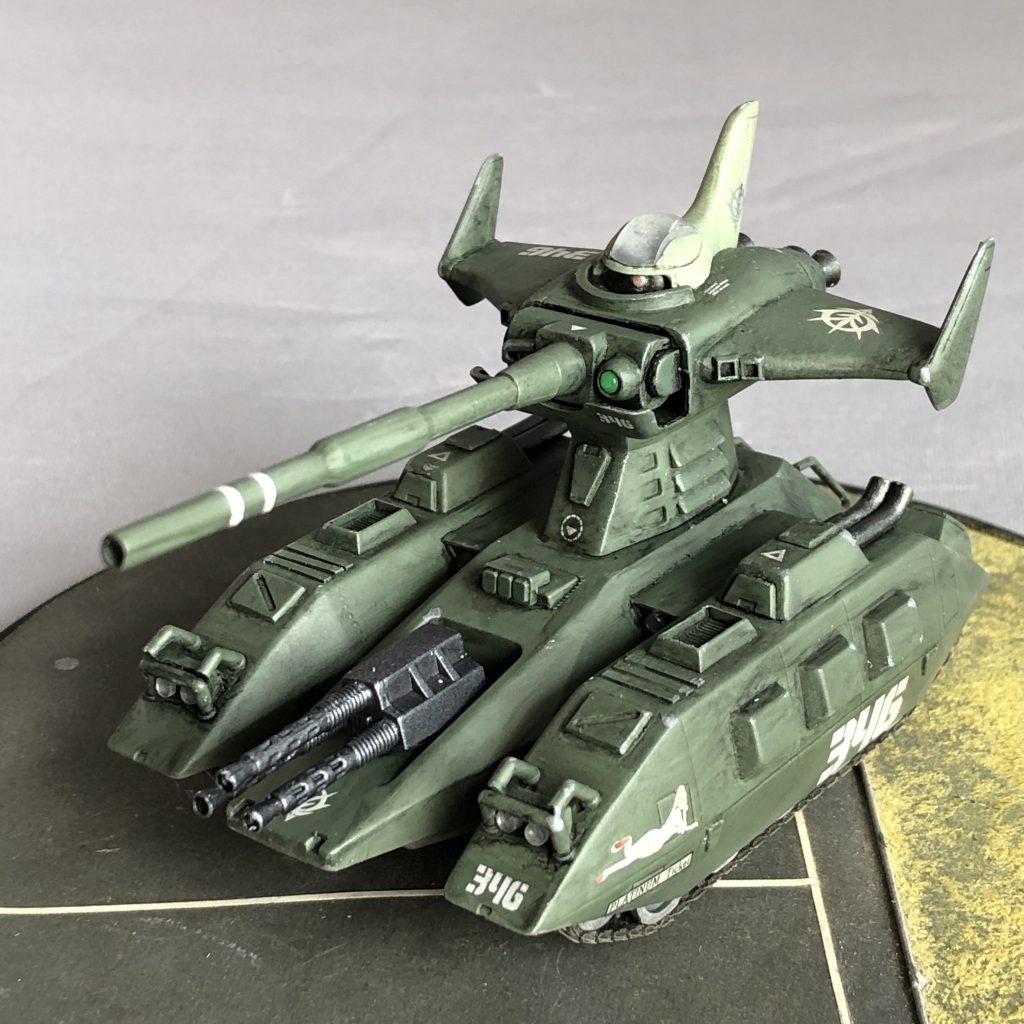 ・「宇宙世紀的」アレンジとしてマゼラトップコクピットの下部にモノアイを搭載。ミノフスキー粒子散布下の戦場では有視界だけでなく光学センサーが有効かと。キャノピーはUVレジンにてクリア化しています。半球形状では緊張感に欠けるので左右の側壁を立ち上げてあります。・砲身基部には砲撃用センサーを増設しておきました。・マゼラベース部のドライバー用覗き穴?は1/144というスケールを考えるとオーバースケールかと思うので、センサー類をマウントしておきました。