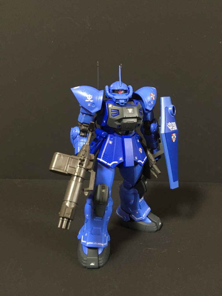 ランバラル専用機らしくするために、グフシールドを持たせて、頭部にはビルダーズパーツのブレードを取り付けています。