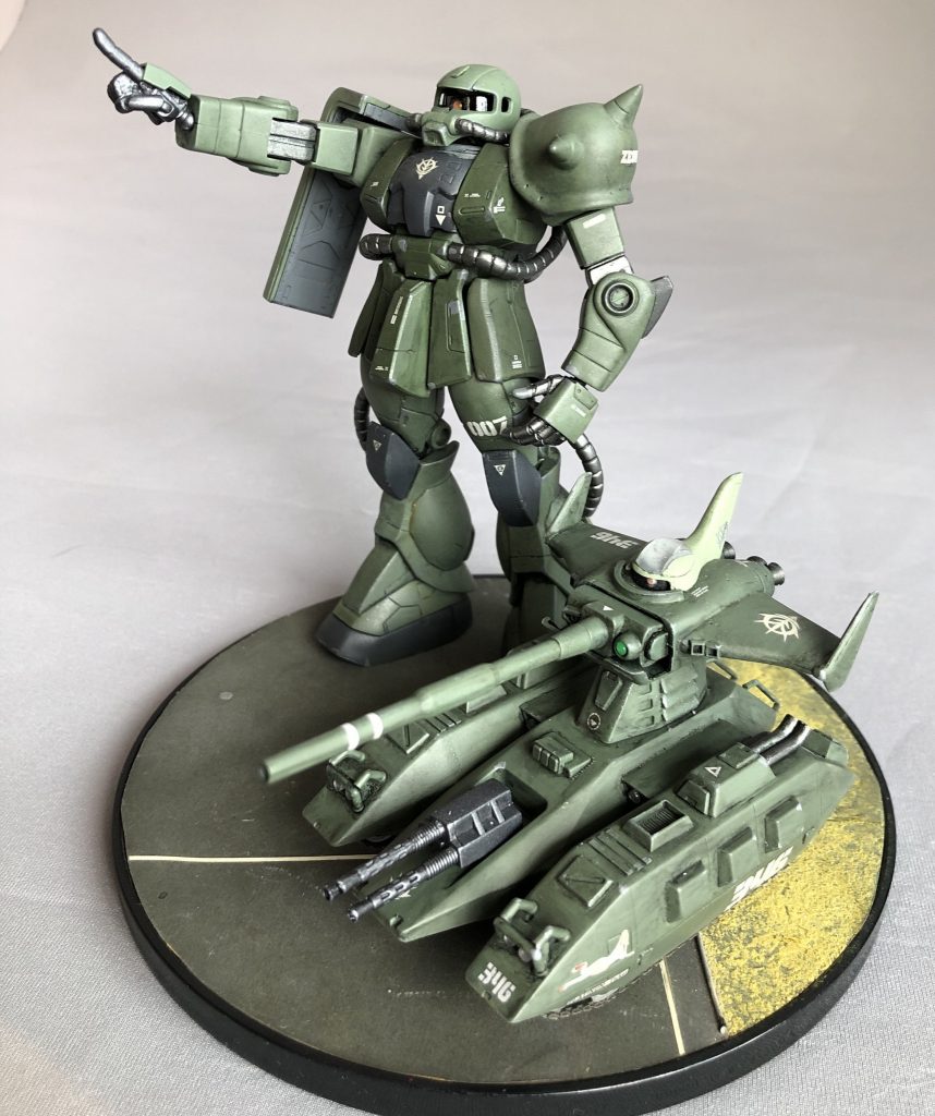 箱絵再現のため友情出演のJ型ザクさん。再登場に際し、「指さし右手」を新調しました。素材となる右手はヴァリエーションが少ないのでビルドハンド丸指の握り手と平手を組み合わせて作りました。マゼラアタックはザクと同じ色で塗装してチーム感を演出しております。