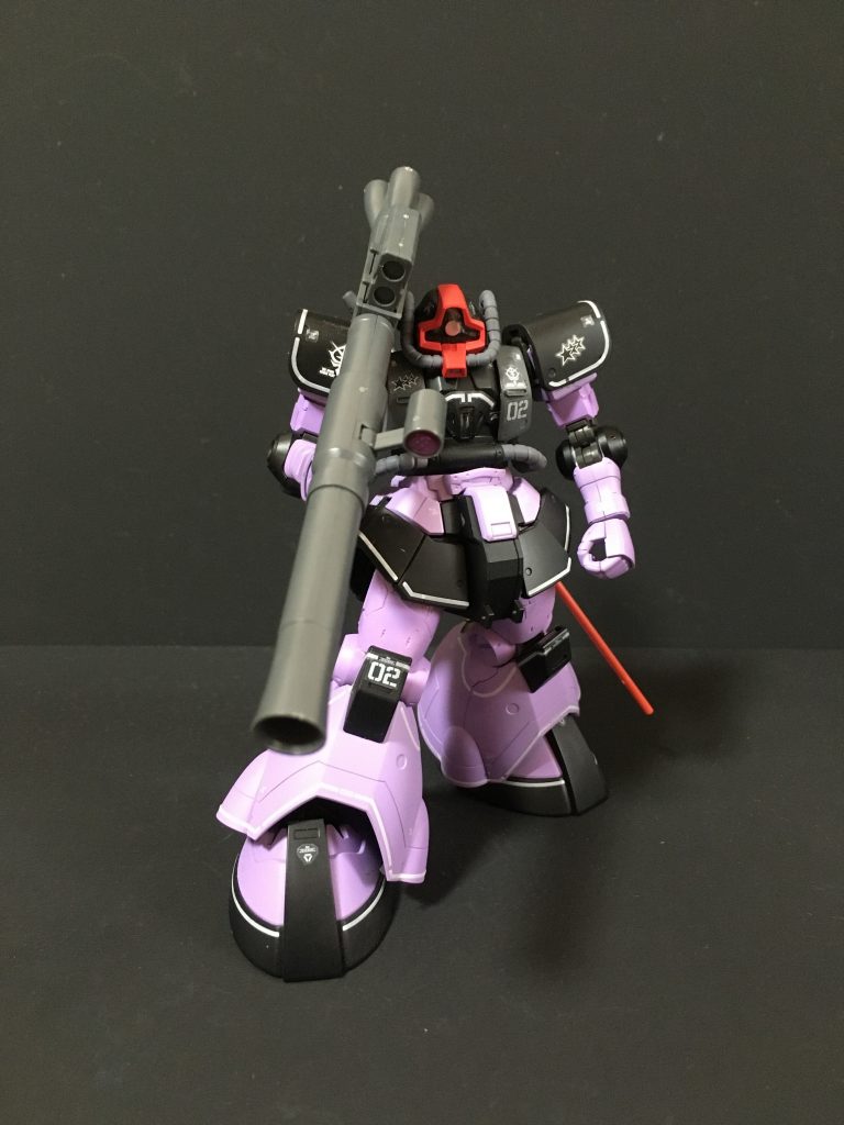 キットの見本色はグレー+ホワイトが基調のカラーリングになっていますが、本家ドムと同様にパープル+ブラック基調の塗装としています。