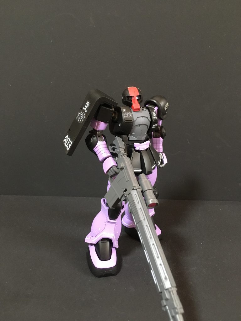 設定の黒い三連星用ザクはフクラハギが黒、腿が白ですが、ドムと同じパープルで塗装しました。頭部は非常に悩みました。黒一色だとドムと並べた時に違和感があったので、赤のストライプを入れています。