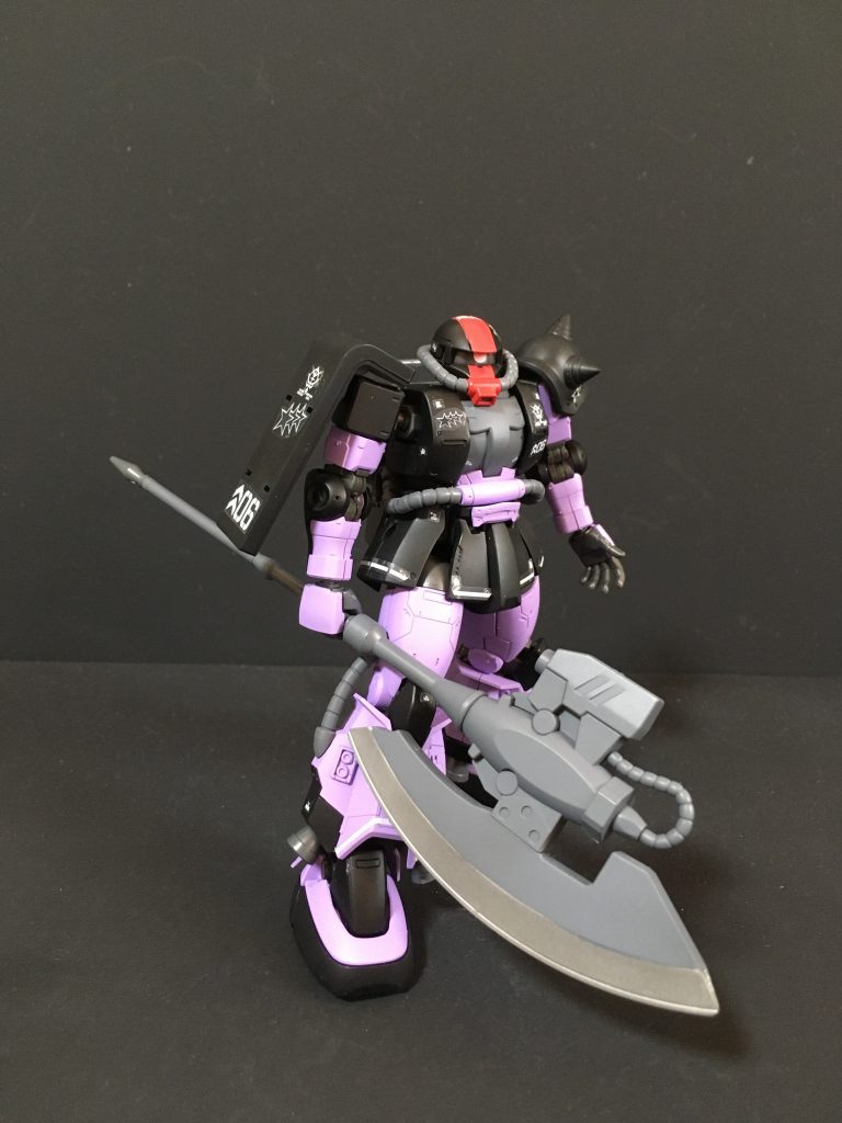 設定の黒い三連星用ザクはフクラハギが黒、腿が白ですが、ドムと同じパープルで塗装しました。頭部は非常に悩みました。黒一色だとドムと並べた時に違和感があったので、赤のストライプを入れています。