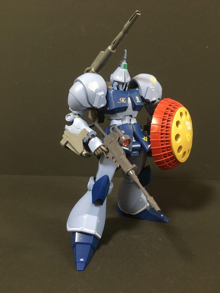 頭部はギャンスロットベースで作成しました。ヒサシをパテで埋めた後、Mk2のセンサーを乗せて、最後にギャンのツノを付けてます。脚部は射撃の安定化を目的としてガルバルディーのパーツを使用しています(本当はゲルググ足としたかったのですが、ミキシングに失敗しました)。