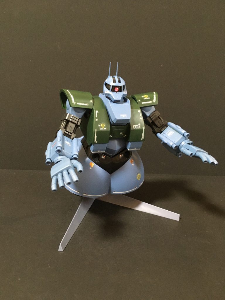 飛行姿勢マーキングはRGジオングをメインで使用しています。カラーリングはジオングと同じシャロウオーシャンブルーを基本色として使いつつ、胸部・肩はザクらしくダークグリーンとしています。