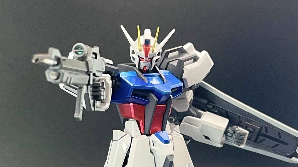 ビームライフルのスコープが元々開口されているあたりにバンダイの狂気を感じまして、私もその狂気に乗っかりビームライフルの先端をピンバイスで開口した後に二又の形状になるように加工しました。 バンダイさん、これで良いっすか?←   ビームライフルのカラーリングはティターンズブルー1、スコープ部がライトグレーでところどころガンメタルです。