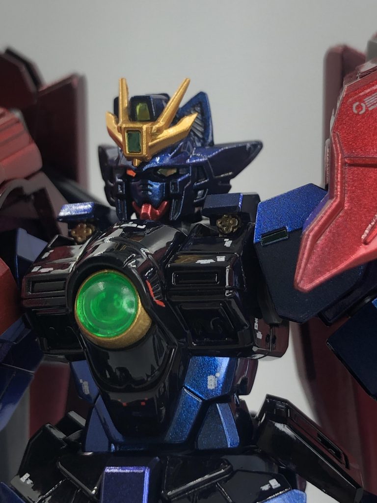 ツインカメラはラピーテープを貼って目力強い感じにしています。さりげなく右目をゴールド、左目をグリーンのオッドアイ仕様にしています。