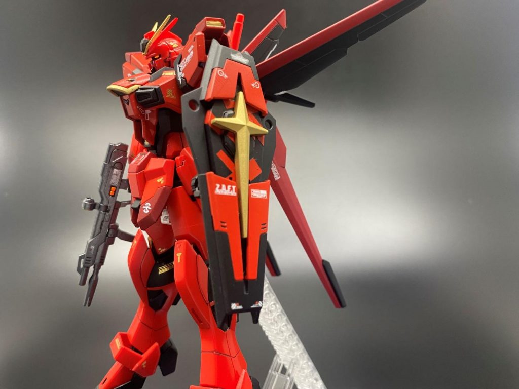 主人公よりは悪役に寄せた配色にしました。