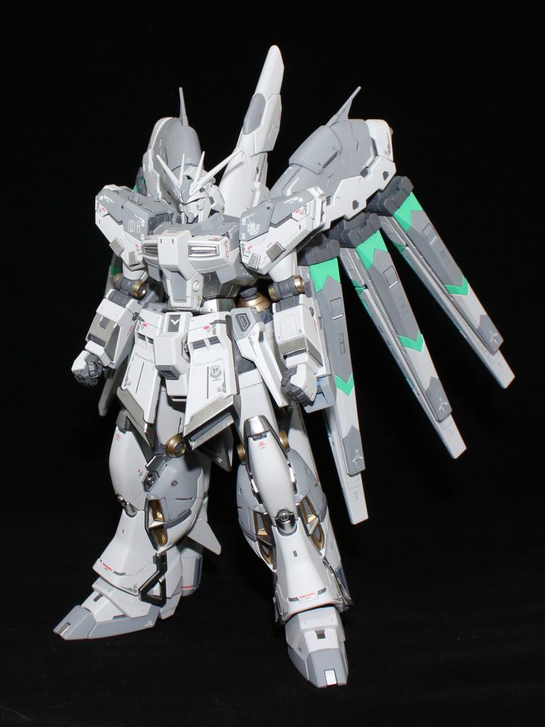 ゴールドは控えめにして、シルバーにガイアカラーのプレミアムミラークローム(お高い!!ぴかぴか!)を使用してみました。黒地にさっと吹くだけで綺麗になりましたが、ところどころ吹きすぎて霞んでいます。次回は頑張ります。笑