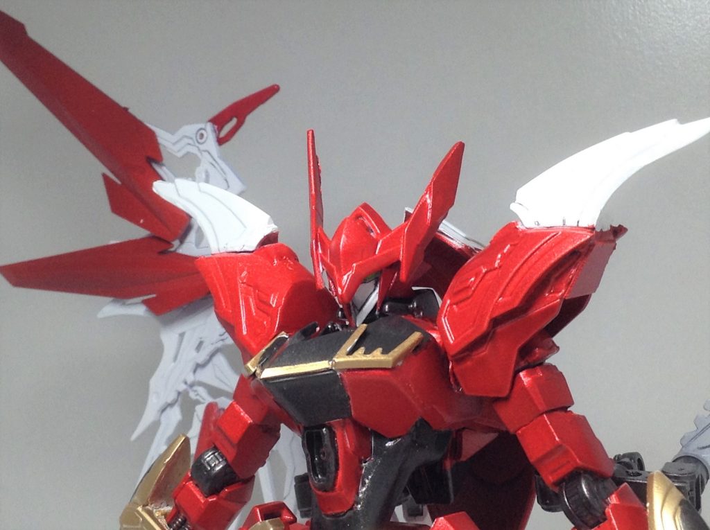 顔は左右非対称。シナンジュのダメージヘッドが元ネタ後で調べたら逆でした💦　