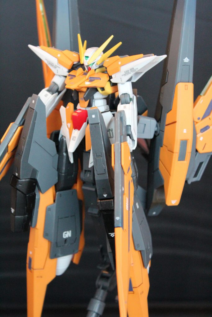 造形的に大好きなので、フォルム崩さないようにプチ改造として「膝にセラフィムの隠し腕を移植」してます見た目は純正のままに視える…と思うアレルヤが操縦、ハレルヤがビット、マリーが火器管制と分業してるなら、腕2本増えても大丈夫でしょ、な理屈