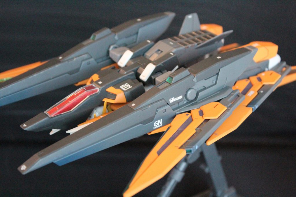 GNソードライフルは4本に増やしたので、脚に固定できるように