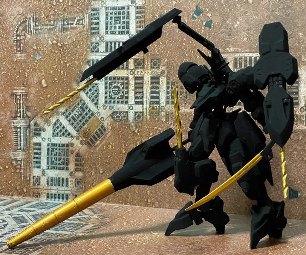 (　。・v・。)ﾉ この時点で「ガンダムキマリス・ヴィダール」だとお分かりかと思いますが、黒色無双の力でディティールがほとんどわからなくなっています。