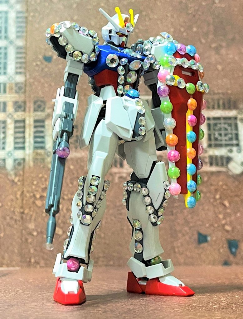 設定：GAT-Xシリーズの「むき出しのフレームに対する強化案」として、「宝石のような新部品」の導入が検討された。しかし、「目立ちまくる」「製造コストが高すぎる」「兵器としてかっこ悪い」などといったマイナス意見だらけで即ボツ案となった。