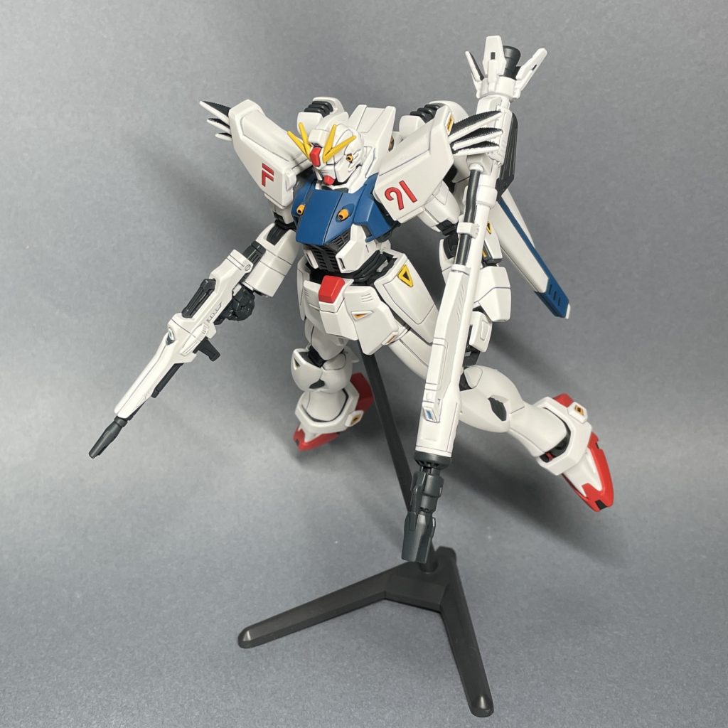 ベース使用 まえ 1/144 Vガンダムシリーズのベースを用いて飾ってみました。  宇宙空間やコロニー内で飛行しながら戦闘しているイメージがあるので、浮かせて飾るのが似合います。