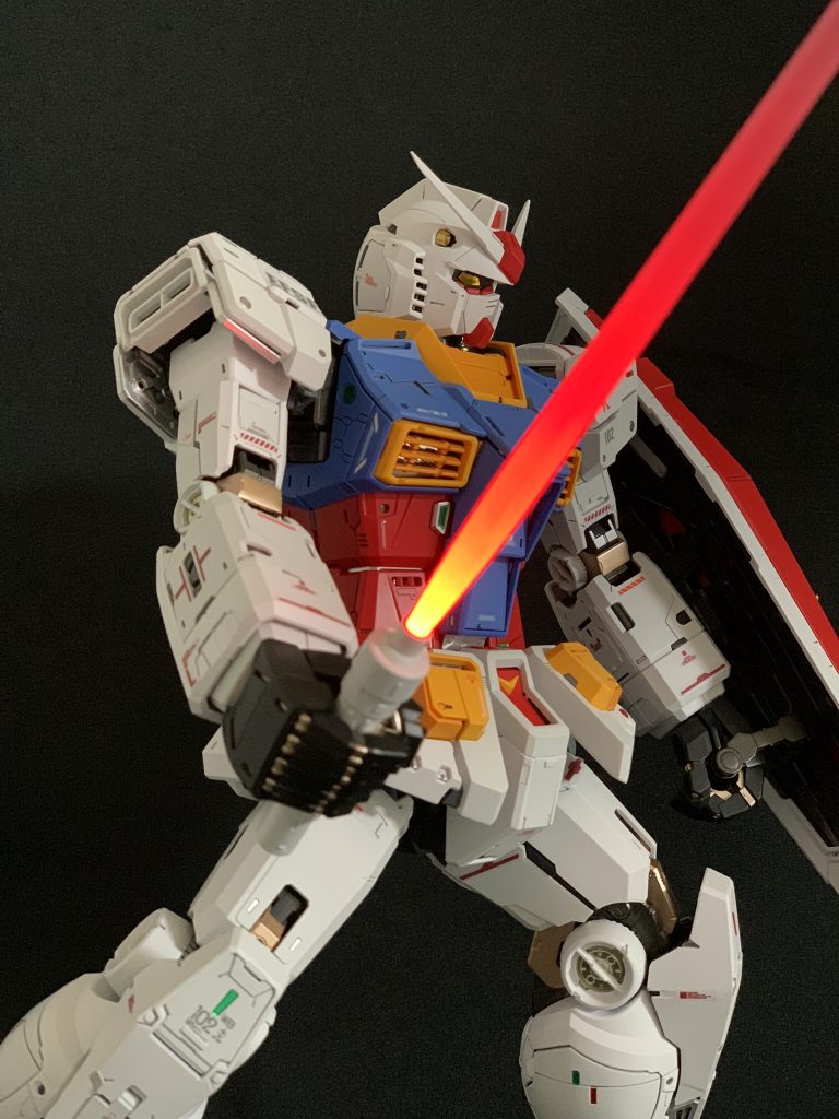 ビームサーベルが光るところがすごいです。