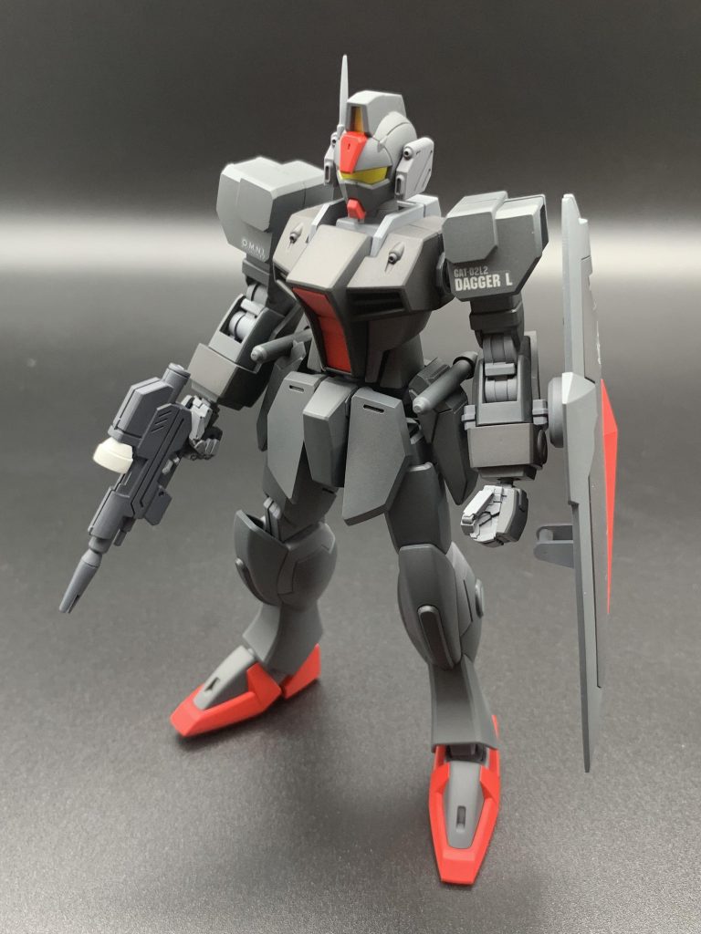 ダガーL本体はアンテナのシャープ化と各種後ハメの分割作業、目立つ部分の肉抜き穴を埋めています。シールドは持ち手がなかったので資料を基にプラ工作にて追加しています。