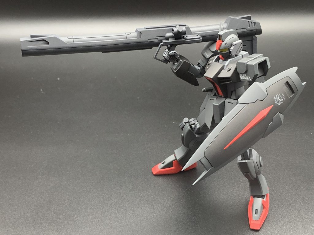 重量がありますが、何とか肩に構えることは可能です。