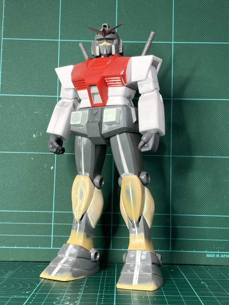 上半身はジム、モモはくさび型に０．５～２ｍｍ幅増し、スネは１ｍｍ幅増し＋パテで成形、足首～つま先にかけての形状を末広がりに。