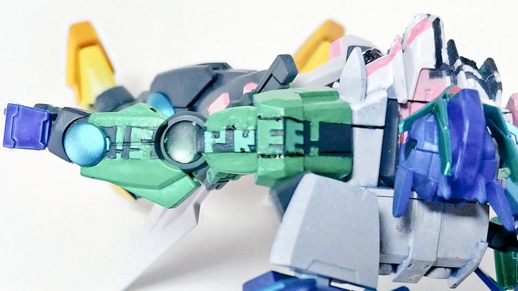 両腕の『!SPREE!』の文字を再現する際に妥協して角文字にしましたが、これも微妙な出来映えに妥協してこのザマか