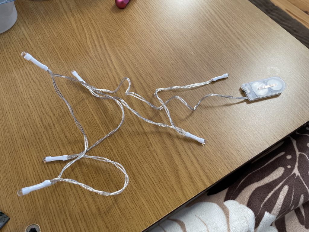 モノアイはこの100均のLED使用.6個もいらんのやけど.5個は切り落としました.