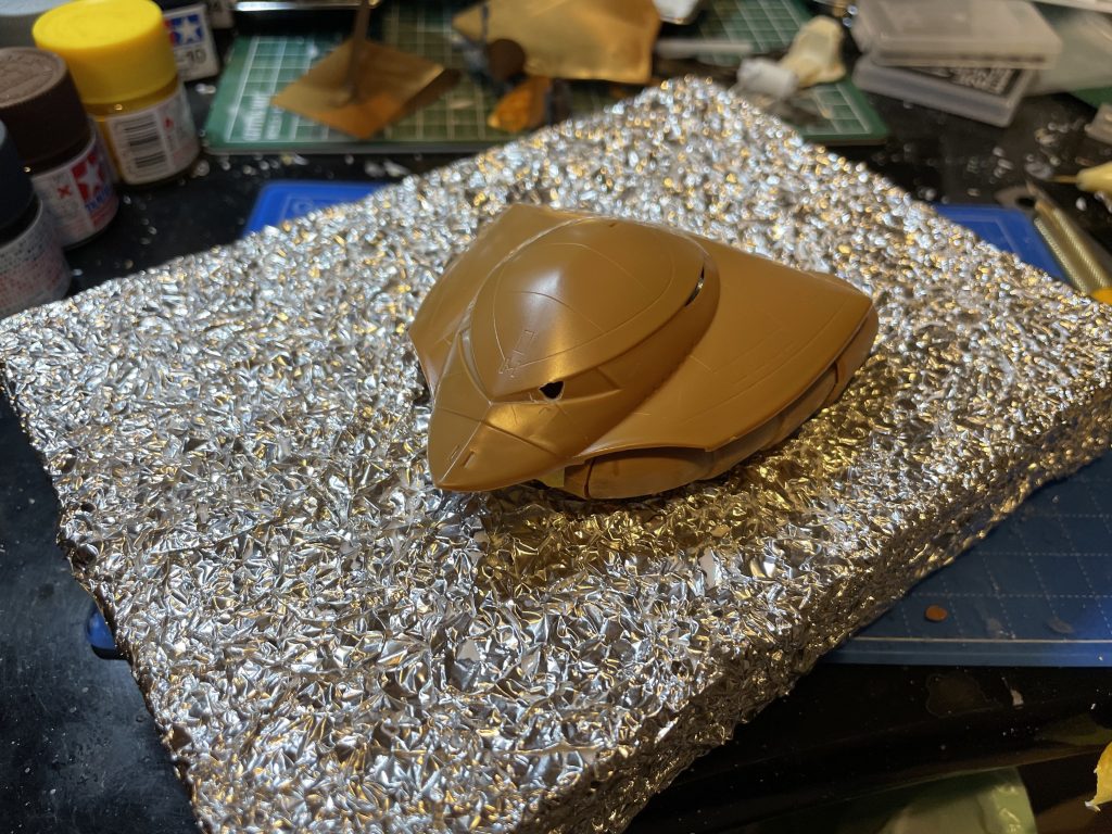 穏やかな波はアルミホイルを一旦ぐちゃぐちゃにしたやつを広げて木工用ボンドで接着.