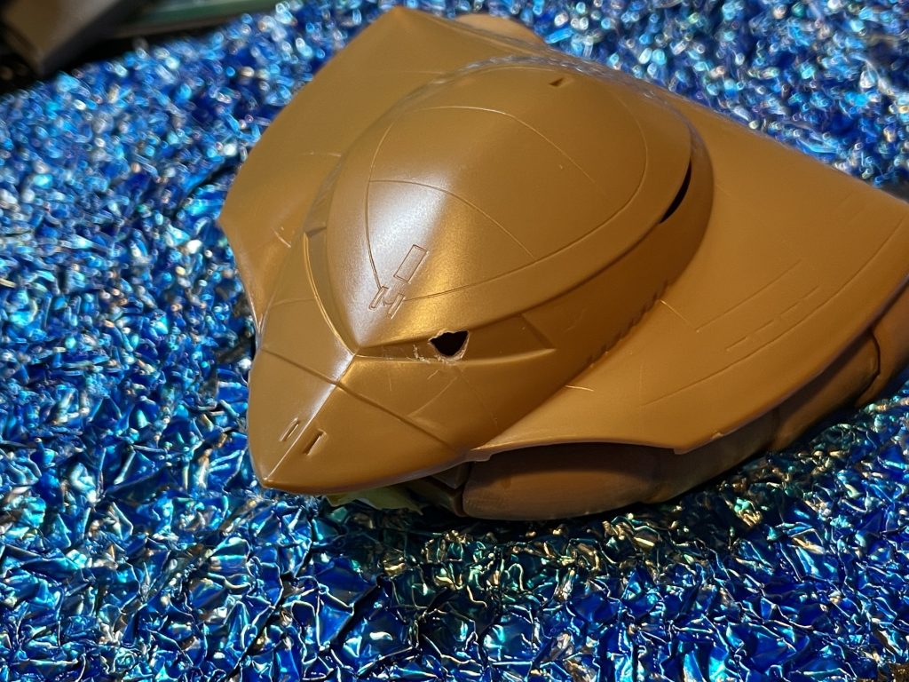 モノアイ用の穴開けました.波はタミヤアクリルのクリアーブルー.筆塗りでは奥まで塗るのが面倒なので,スプレーとかエアブラシが良いみたいです.でもエアブラシは持ってない.