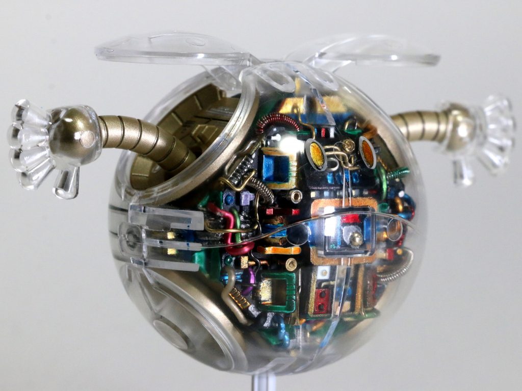 外装の透明パーツは2000番から10000番までひたすら磨きました。きれいにはなりましたが、中の突き出しピンの跡は深すぎて消すことは断念しました。