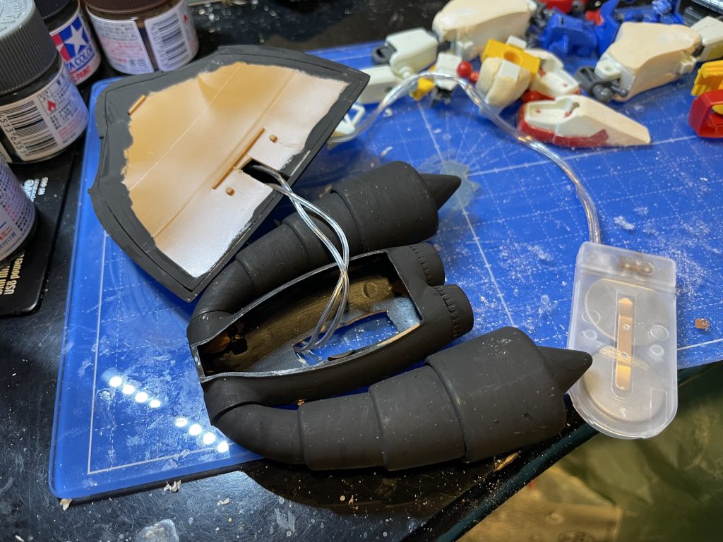 色は全部フラットブラック.見えない部分は塗ってません.コードと電池はお腹から外に出しました.