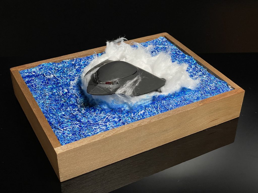 どうしても波間から浮上するグラブロを作ってみたかったので,色々参考にしながら作成.100均のケースに入れてヴィネットにしてみました.ベースは発泡スチロール,波はアルミ箔,激しい波はコットンを破いて接着.