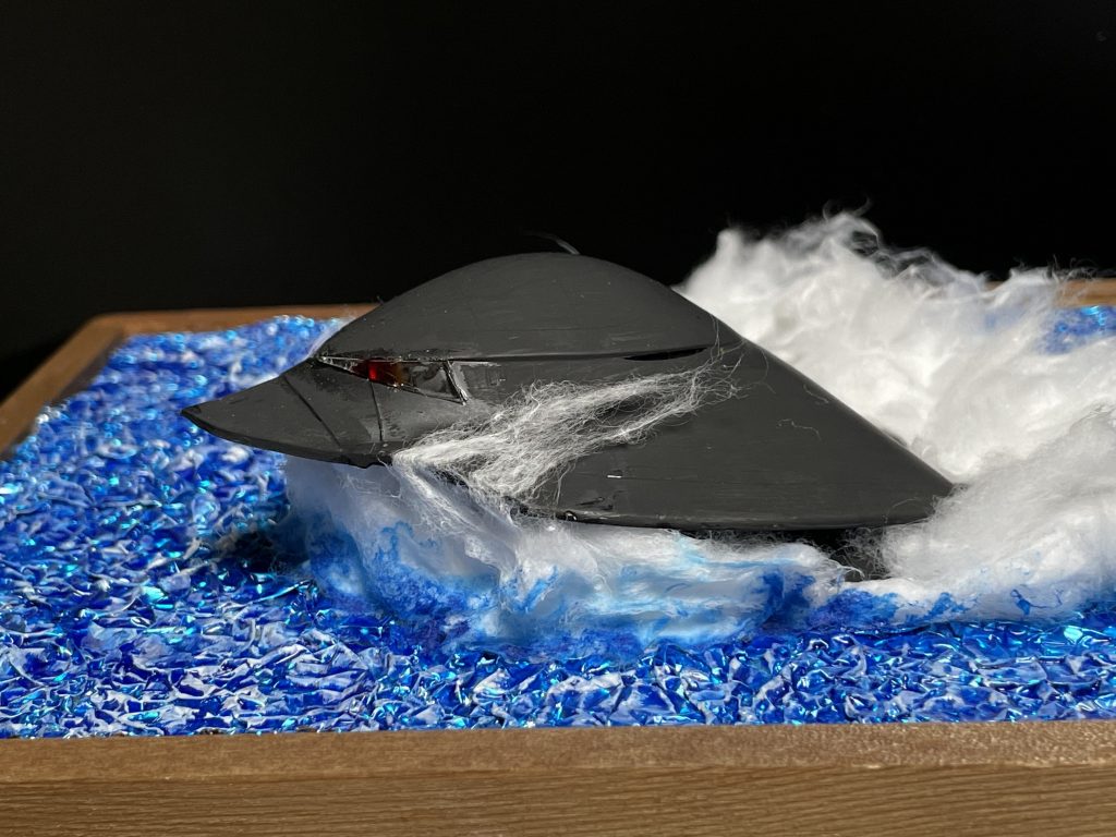 潜水艦なので,色は真っ黒でしょ,とのことで色はタミヤアクリルのフラットブラック1色.簡単.黒いからスジ彫りも見えないので無視.