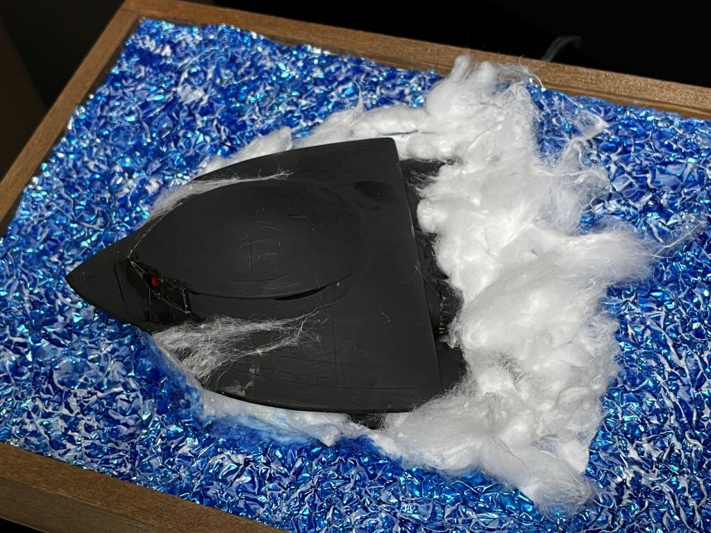 波が激しすぎ?波は木工用ボンドを水で溶いて撫でつけてそれらしくしました.