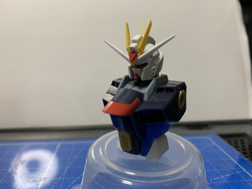 アンテナは切り落として、位置を調整して再接着。頬ガードをプラ板で形状変更、フェイスも瞬間パテで修正しています。