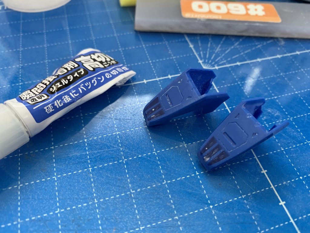 足裏の肉抜きはWAVEのジェルタイプ瞬間接着剤で埋めています。