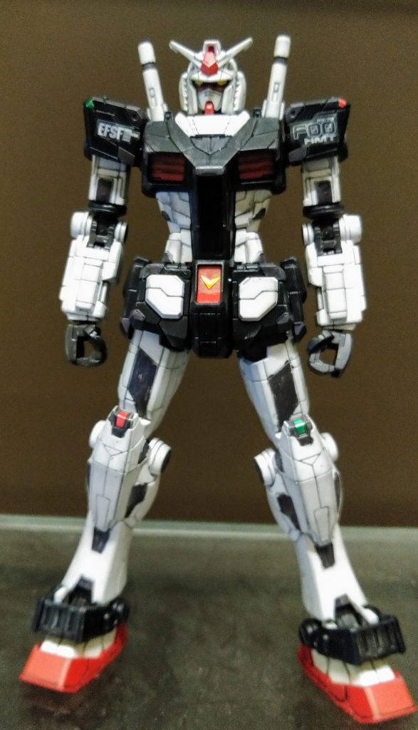 中身のプロトタイプガンダムカラー。このままでもカッコいいです。パネルの色分け部分塗らなければ良かったかも。