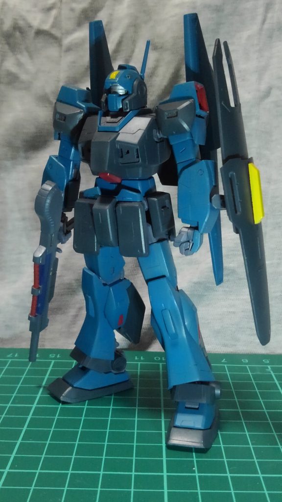 塗装:サフは初のメカサフヘビィ。試しにフレームやシールド裏はそのままにしました。個人的にはもう少し暗い方が好みですね。 胴体はネイビーブルー。手足は391+110+113を混ぜて作りました。結構苦労したんですよw エリは113+109。最初手足と同じ色に塗ってしまって、悩みながら塗り直しました。 で、一度組み立てて気が付く、これってリゼルカラーじゃね?