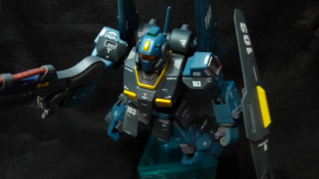 サイド3の有る外壁区画に作られた簡易ハンガーに2人の男が1機のMSを見上げていた。 「隊長、コイツって・・・」 ウォーレン軍曹は新しく配備されたMSを見上げて訊ねていた。 「ああ、今日の物資と一緒に送られて来たよ」 そこにあるのはエゥーゴが使っている量産型MS『ネモ』だ。ただ隊長機は手軽に性能向上を目指した簡易改良機だそうだ。 「リックディアスを申請したんだがな~」 この部隊の小隊の隊長、フーバーは頭をガシガシ掻いて、上層部を呪った。 先日遂に乗機のGMⅡを中破させてしまった。辺境とは言え最近は敵のMSも新型に代替わりしていて腕だけでは対処しきれなくなったのだ。 そして無理を承知でリックディアスを申請したのだが、その代わりに送られて来たのがこの機体だった。 部下の2人にも通常のネモが支給されている。 ネモは確かにGMⅡより高性能な第二世代量産型MSだが、元ジオンのパイロットとしてはジオン系MSに近いリックディアスを使いたかった。 況してやサイド3で連邦系MSを使うのにも何と言うか抵抗が有った。 「あれ!?こいつのバックパックって百式じゃないですか!?」 「ああ、ジェネレーター出力も上がってるらしい。簡易改良型だそうだ」 「カタログスペックだけならリックディアスにも負けてないんですよ」 ネモを持ってきた、そばかすに三つ編み、更にメガネと云ったそれだけ聞いてるとまるで田舎娘の様な格好のアナハイムの若い技術者に受領確認のサインを求められた。 「あ~、まぁそれは有り難いんだがね」 タブレットにサインを書いて渡すともう一度、ネモの見上げるフーバー。するとウォーレンが妙な事に気が付いた。 「あれ?こいつ随分はっきりとアナハイムのロゴが入ってますね」  「まぁ、アナハイム製ですから」 そばかす娘がさも当然と答える。 「公然の事実とは言え不味くないんですか?」 確かに反連邦組織の機体に大企業のロゴは不味いだろう。だがそれはついこの前までの話だ。 「この間の演説で、連邦の主権を取ったから問題ないというか主張したいんだろ?」 「ああ、あのクワトロ大尉の、ってあれシャア・アズナブルかな?」 「ダイクンの忘れ形見でもあるがな。普段はクワトロ・バジーナ大尉を通すらしいぞ」  「それってどうなんですかね?名乗っちまったんならダイクンの息子として指導者になるべきなんじゃなんすか?」 サイド3出身者として何か思う所が有るらしいが・・・。 「まぁ、今も燻ってるダイクン派は歓喜の涙を流してるだろうけどな・・・」 (案外あの人は指導者には向かないのかもな) パンパン! 話はここまでと手を叩き、気持ちを切り替える。 「さぁ、政治はお偉いさんに任せて慣熟訓練行くぞ!グウェンの奴も叩き起こせ!」 2人は作業員がシーリングを外し、火が入ったばかりの機体に乗り込んで行った。====================最後まで見てくれてありがとうございます。