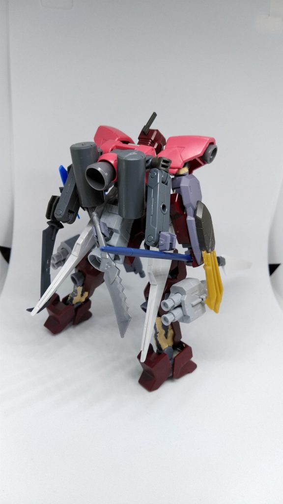 祭りウェポンの鉤爪をバルバトルの手甲と合わせた物を獅電のバックラーに接着してます。腰部分にはビルダーズパーツのバーニアをつけてます。