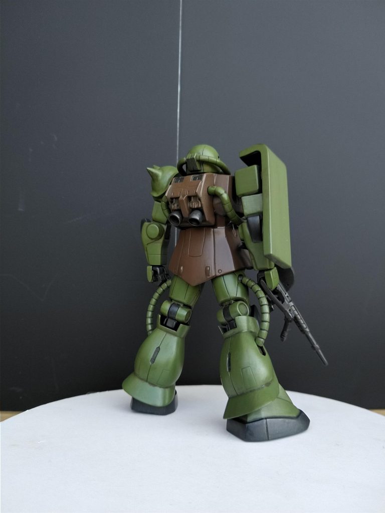 頭は少し後方にずらして取り付けたと思います。