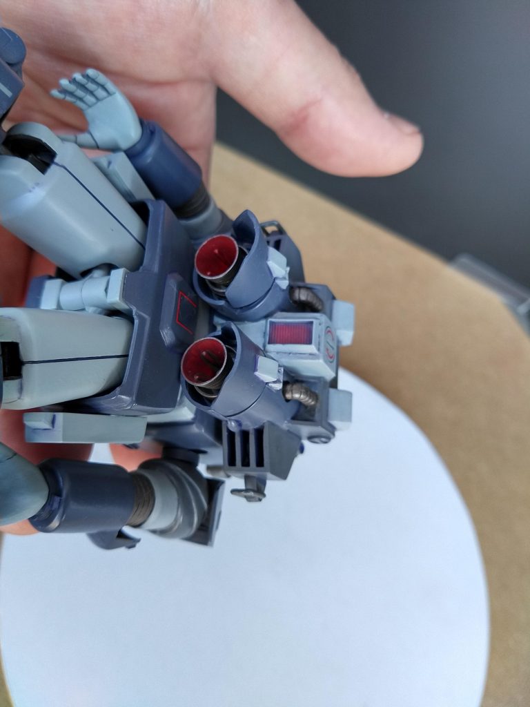 バックパック下部。バーニア等は赤で塗り分け。