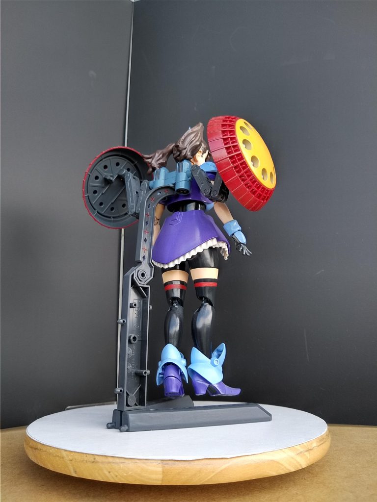 武装はノーマル。専用スタンド付属が良心的😌これがないと自立が難しいと思われます。シールド中央のノズルみたいなパーツは削りました。