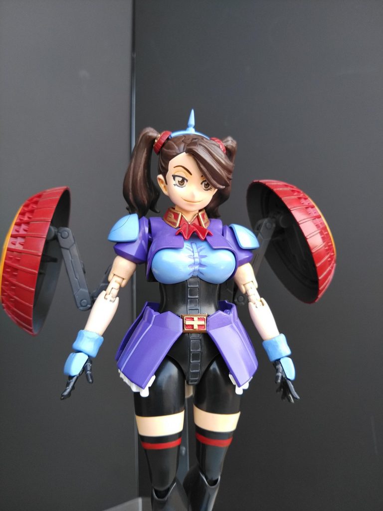 ハンドはビルドハンズに置換、手首のリストバンド、ベルトバックルは作例に習ってエポパテ、プラ板等で自作。前髪も作例に習って目が少し隠れるようにエポパテで整形。股関節は少し削って太ももががに股にならないようにしました。首も長すぎるので、短くして顎引けるようにしました。