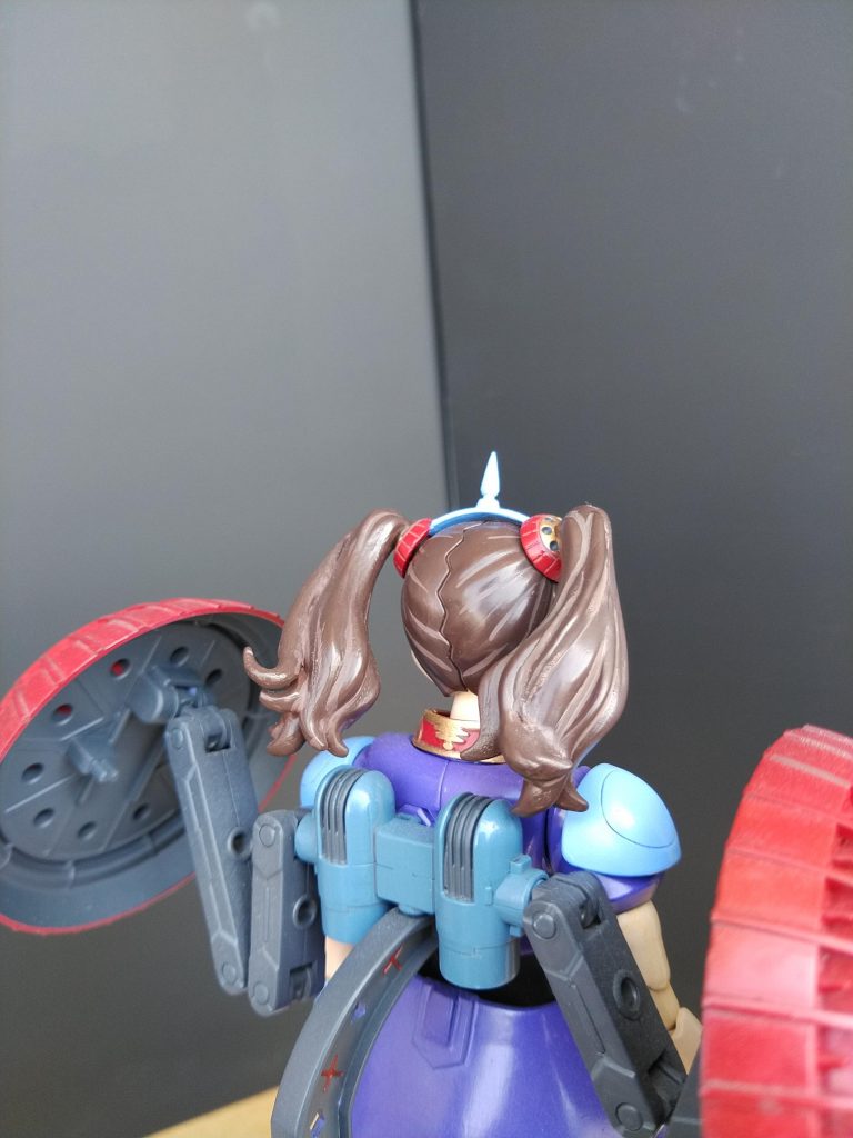 後ろから。後ろ髪も削ってシャープ化とエポパテで動きを付けてます。