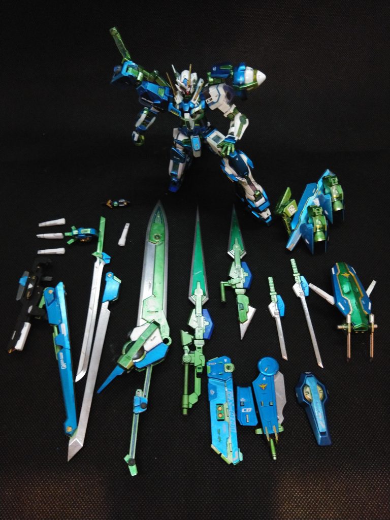 全武装一覧。・ビームサーベル×6 ・GNソードキャノン ・GNスラッシュブレイド ・GNファング・GNバスタードソード ・GNネオブレイド ・GNデュアルブレイド ・GNミサイルコンテナ(GNマチェット) ・マウントブースター ・GNショートブレイド ・GNブレイド ・GNシールドビット ・複合盾(GNシールド+GNクロー+四連装GNバルカン)しつこいくらいに「GN」ってつけりゃ良いってもんじゃねぇんだぞ、と。