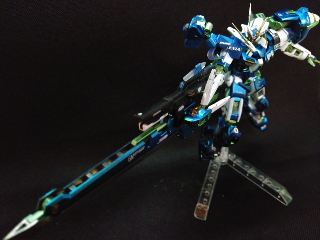 エルドラシリーズの装甲をブチ抜く為に用意されたGNキャノンソード。速射・連射性を犠牲に威力を求めた一品。刀身の背をバレルに見立てて粒子を加速させる疑似ヴェスバー的な仕様となっている。刀として使用する際には刀身を加速させるブースター的機能も持ち合わせている。右肩のGNコンデンサ付マウントラッチに懸架する。