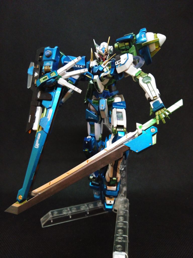 GNキャノンソードの中に格納されているGNスラッシュブレイド。フレキシブルに可動するGNコンデンサによりマウントした状態での抜刀も可能。