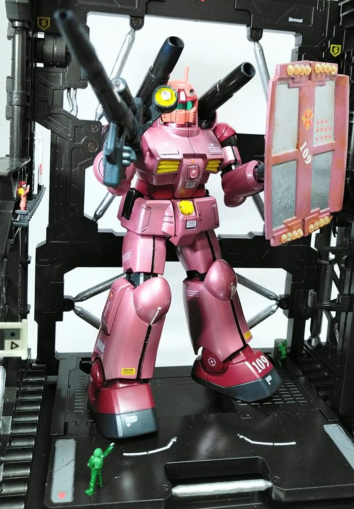 左のデッキにはセイラさんがいます。 シールドは廃パーツから作って見ました。ガンキャノンにシールドのイメージあんまり無いですね。ちゃんと手に持ってますよ。撃墜マークと❌ジオンマーク入れてます(^w^)