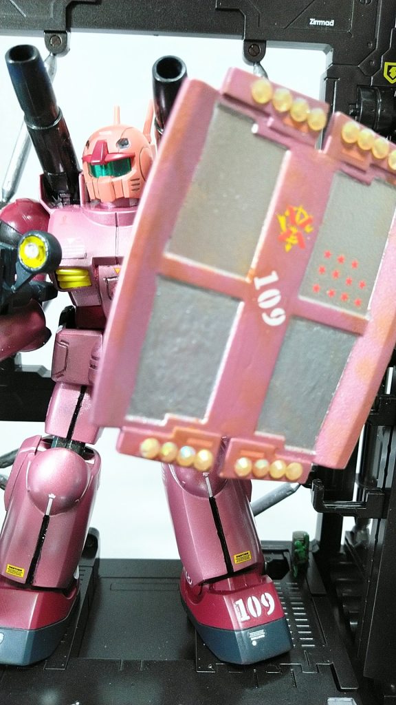 ピントがあってませんがシールドはこんな感じです。とある車のプラモデルで余ったパーツを流用しました。_(..)_