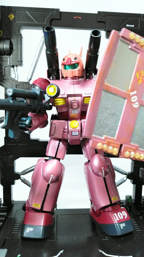 長いこと放置してたガンキャノンをようやく作りました。勝手な設定でセイラマス専用でピンク基調のカラーリング。黄色はあえて目立つ感じに。    (というほど仕上がり綺麗じゃないけど)      う~ん、もう少し上手に作りたいなぁ。